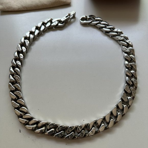 LV Chain Links Necklace - Picture 4 of 5